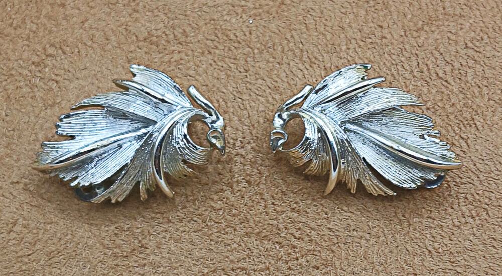 Vintage LISNER Leaf Clip On Earrings